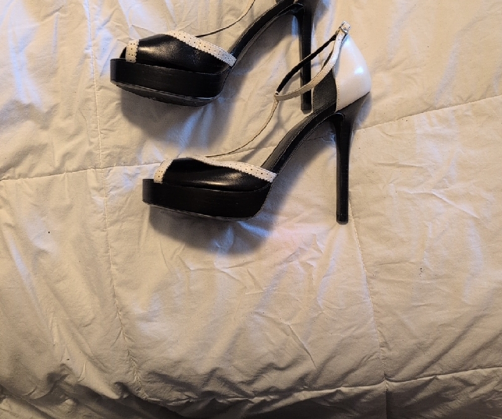 Lauren Ralph Lauren Black and Cream Heels - Picture 2 of 4